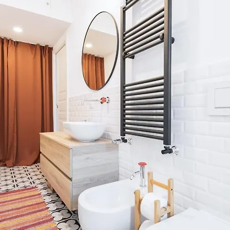 Easylife - With Balcony Near Navigli * Milán
